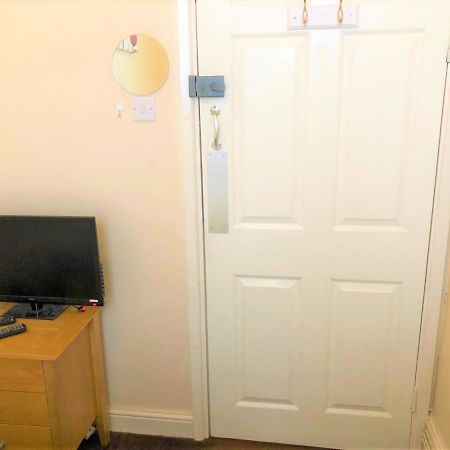 Budget Rooms Crosskeys Newport  Exterior photo
