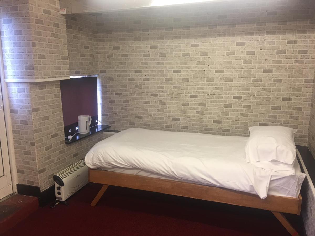 Budget Rooms Crosskeys Newport  Exterior photo